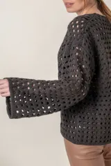 Buzo gris de tejido calado con escote en V y detalle de cinta intercalada al tono.