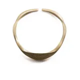 Collar dorado con diseño geométrico y volumen, realizado artesanalmente en Italia con impresión 3D.