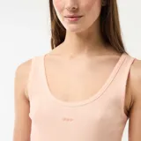 Conjunto de pijama de dos piezas en color salmón, compuesto por una musculosa de tirantes anchos con tejido acanalado y detalle de puntilla en el cuello, y un short con estampa a cuadros vichy y terminación ondulada en el ruedo.