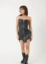 Minivestido negro de cuero sintético, corte ajustado, sin mangas y con cierre frontal.
