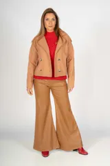 Tapado corto color camel, con doble botonadura, solapas grandes y corte holgado.