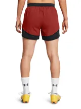 Short deportivo Under Armour de la línea Challenger, color rojo con detalles en negro. Presenta cintura elástica con cordón interno, paneles laterales de malla para ventilación y bajo curvado con logo de la marca estampado.