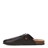 Zuecos de estilo mule color negro, con capellada de cuero sintético, tira ajustable con hebilla lateral y suela de corcho con base de goma antideslizante.
