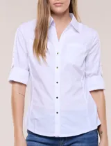 Camisa roja de poplín de algodón, de silueta semi entallada con cuello camisero y escote en V. Cuenta con cierre frontal de botones metálicos, bolsillos plaqué en el pecho y mangas 3/4 arremangables con presilla y argolla metálica.