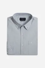 Camisa celeste de algodón con textura cloqué, corte semi slim, manga larga, cuello abotonado, bolsillo en el pecho y logo bordado.