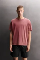 Camiseta de algodón con efecto lavado, cuello redondo y manga corta. Presenta un estampado gráfico a tono en la parte frontal.