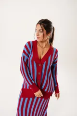 Saco oversize tejido con diseño de rayas verticales en colores rojo y azul. Presenta escote en V, cierre frontal con botones y puños y ruedo acanalados.