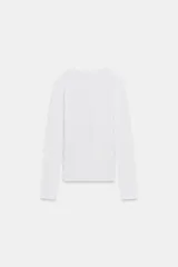 Camiseta de manga larga y cuello redondo, con corte ajustado al cuerpo.