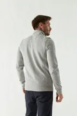 Buzo de felpa azul marino para hombre con medio cierre frontal, logo estampado en el pecho y puños. El modelo mide 1,80 m y usa talle M.
