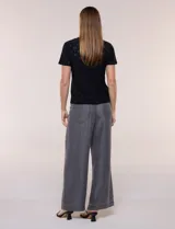 Remera blanca de calce recto con diseño de bordado calado estilo broderie, cuello redondo clásico y mangas cortas.