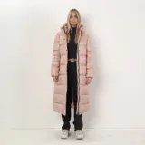 Campera larga tipo puffer color nude, con diseño acolchado horizontal, cuello alto y capucha integrada. Cuenta con cierre frontal doble, botones a presión y puños elastizados.