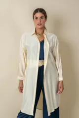 Camisa larga color crema, de seda, que se puede usar como camisa o túnica.