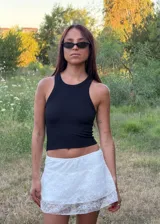 Musculosa básica de color negro con cuello redondo y diseño ajustado al cuerpo, confeccionada en tejido elástico de alta calidad.