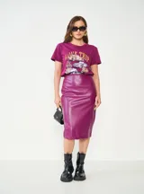 Falda tubo violeta de cuero sintético, corte a la rodilla.