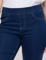 Jegging de denim azul oscuro con tiro medio-alto, cintura elástica ancha y pierna sutilmente entallada con terminación bootcut. Cuenta con bolsillos delanteros simulados y bolsillos aplicados en la parte trasera.