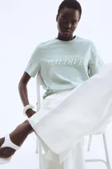 Remera de algodón color verde menta, con cuello redondo y estampa frontal con la frase 'Take me to the Maldives' en color blanco.