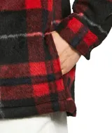 Sobrecamisa a cuadros rojos y negros con dos bolsillos frontales con solapa y logo de Carhartt en el bolsillo izquierdo.