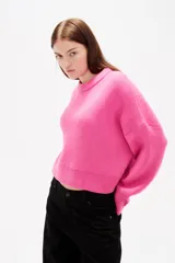 Sweater de tejido de punto color negro, con cuello redondo a la base, mangas largas y diseño holgado.