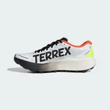 Championes de trail running Adidas Terrex Agravic 4, con diseño técnico en blanco, negro y detalles en naranja y amarillo neón. Presentan mediasuela Lightstrike para amortiguación ligera y suela de caucho Continental para tracción superior en terrenos variados.
