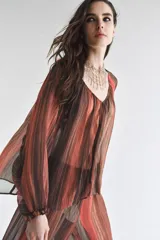 Camisa semitransparente de manga larga con diseño de rayas verticales en tonos marrones y naranjas, escote en V y cierre frontal con botones.