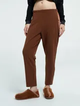 Pantalón marrón de corte recto con pretina elástica y botón en la parte delantera.