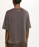 Camiseta negra con brillos, de manga corta y cuello redondo.