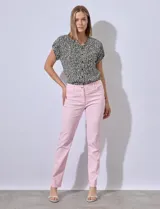 Pantalón blanco de gabardina elastizada, marca Zac & Rachel. Con pretina con pasadores, botón y cierre. Delantera con tres bolsillos. Trasera con bolsillos ojal.