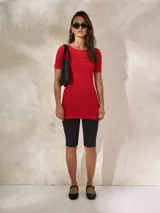 Camiseta roja de tejido de punto acanalado, de corte ajustado y mangas cortas abullonadas.