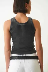 Musculosa básica de morley con efecto desgastado, cuello redondo a la base y corte ajustado.