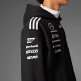 Hoodie de felpa color negro de la escudería Mercedes-AMG Petronas F1, con capucha, bolsillo tipo canguro y los logos de los patrocinadores estampados en el pecho.