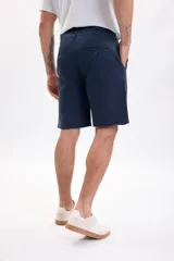 Bermuda de gabardina azul marino con bolsillos laterales y traseros, de corte recto y diseño clásico.