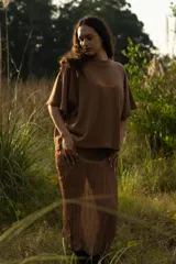 Falda larga marrón de gasa con efecto arrugado y cintura elástica.