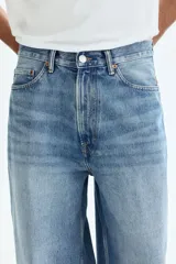 Jean de corte holgado en denim de algodón rígido, con diseño de piernas redondeadas extraamplias y tiro bajo.