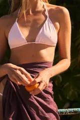 Bikini color marrón oscuro, con corpiño triangular y bombacha tipo cola less regulable.