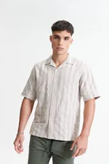 Camisa de manga corta a rayas verticales color beige y celeste, con cuello cubano y corte regular.