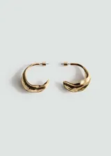Aros de diseño tipo argolla con acabado metálico dorado y textura en relieve con forma orgánica.