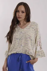 Blusa estampada celeste y azul con cuello en V y mangas 3/4.