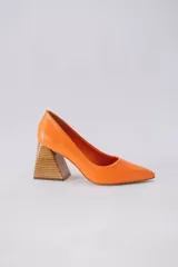 Zapato de tacón color verde agua, con punta fina y taco cuadrado forrado en cuero tipo madera.