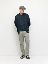 Pantalón tipo chino de corte slim moderno, de color gris, con bolsillos funcionales delanteros e italianos y detalles de costura premium.