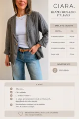 Blazer de lino color beige, de corte relajado y líneas clásicas. Presenta cuello con solapas, cierre frontal con dos botones y bolsillos con solapa en el frente.