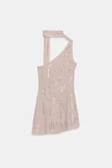 Vestido corto de escote asimétrico con foulard integrado al cuello. Presenta un diseño con aplicación de lentejuelas en líneas verticales y cierre con cremallera oculta en la costura.