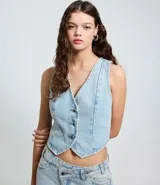 Chaleco de jean con escote en V, cierre frontal con botones metálicos y ruedo redondeado. Presenta un diseño clásico con lazo ajustable en la espalda.