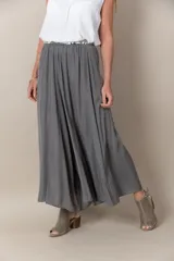 Pantalón ancho de seda color negro, con cintura elastizada y caída fluida.