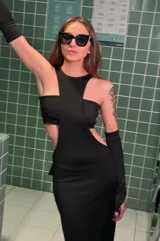 Vestido negro de lycra con cuello a la base y guantes largos incorporados.