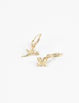 Par de aros tipo argolla de acero quirúrgico en color dorado, con dijes colgantes asimétricos: uno con forma de ángel y otro con forma de flor de hibisco.