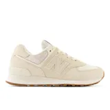 Championes New Balance 574 color crema con detalles florales en el interior y logo "N" en los laterales.