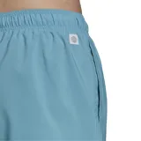 Short de baño celeste con logo de Adidas en la pierna derecha.