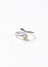 Anillo abierto de plata 925 con diseño entrelazado, decorado con una piedra de citrino en forma de gota en uno de sus extremos.