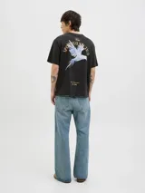 Remera negra de algodón con cuello redondo y manga corta. Estampado en la espalda con texto "Club Sportivo Nautico" y un dibujo de un ave.