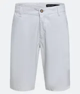 Bermuda masculina de corte recto confeccionada en sarga de algodón. Presenta cierre frontal con botón y cremallera, bolsillos laterales y traseros, y diseño liso sin estampados.